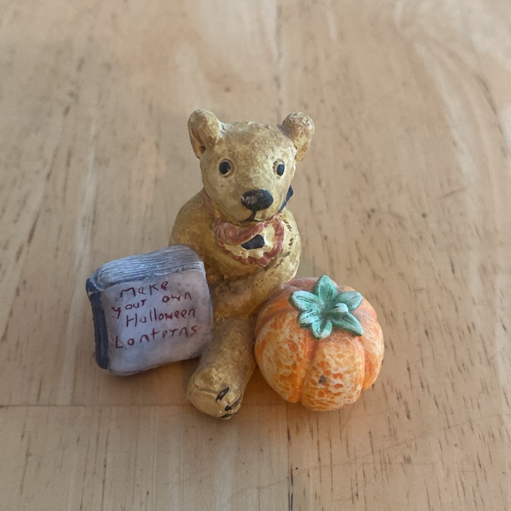 Vintage Centimental Bears by Enesco. Bear with pumpkin: Sopswith gets Ready Fall